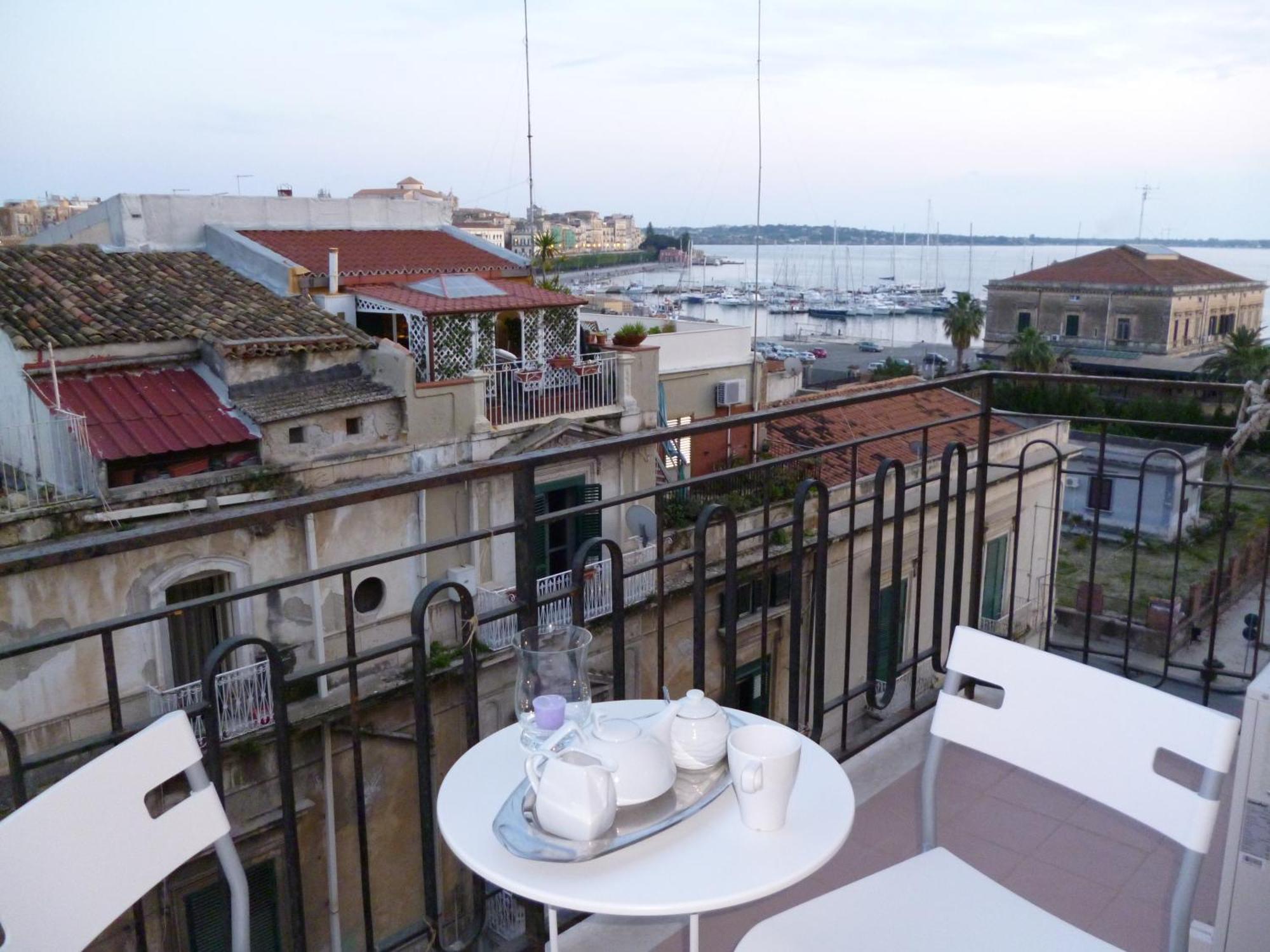 B&B Le Grand Bleu Siracusa - One Hundred Steps From Ortigia -Sea View - Syracuse Екстер'єр фото